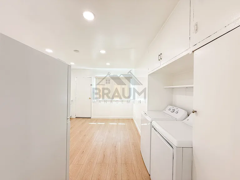 15550 Vanowen St — Photo 11