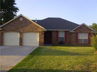 923 Saint James Ct, Yukon, OK 73099