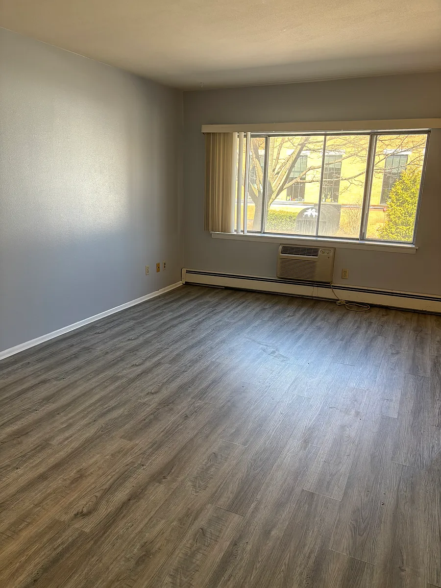 Building Photo - 2549 S Kinnickinnic Ave #308