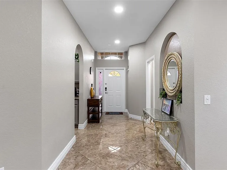 215 Gleneagles Dr — Photo 2
