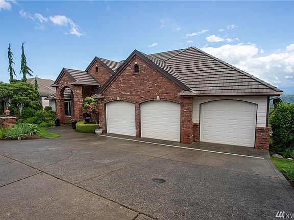 Minimal slope driveway with 3 car garage. No step entry!