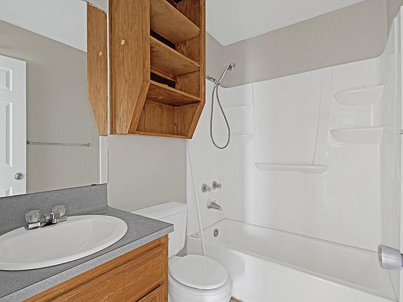 5th image of 907 North Dr #B