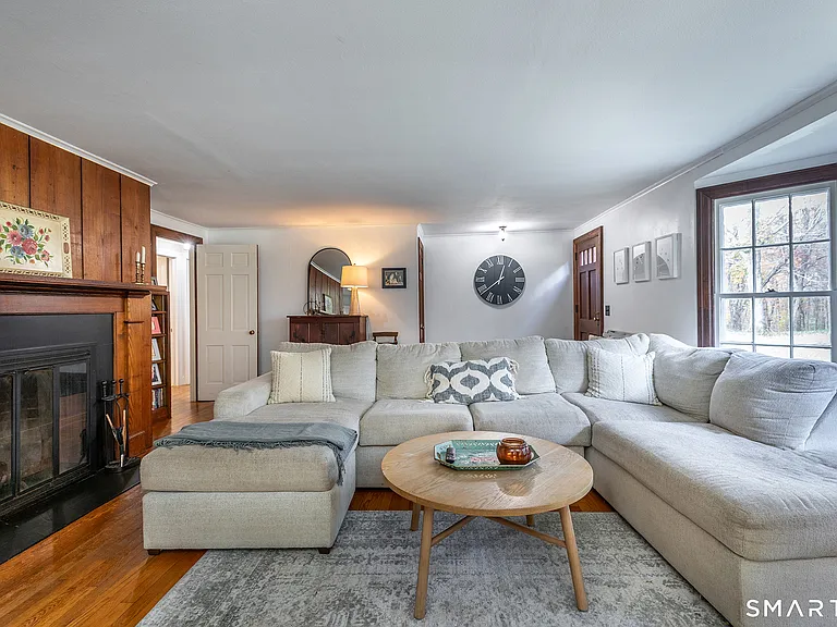 255 Woodbury Rd — Photo 2
