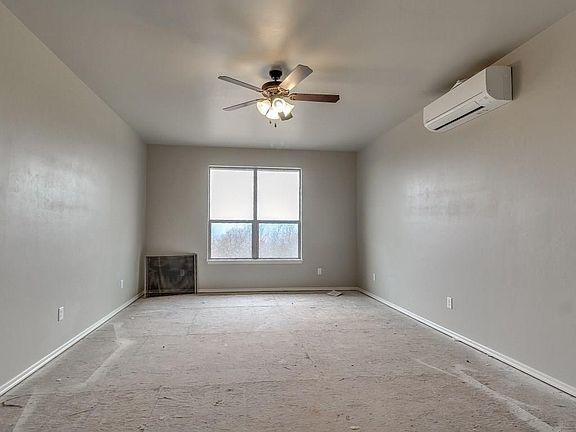 3rd image of 15555 Greenleaf Ln