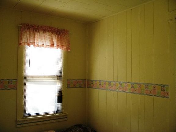 4th image of 254 Pomeroy Ave