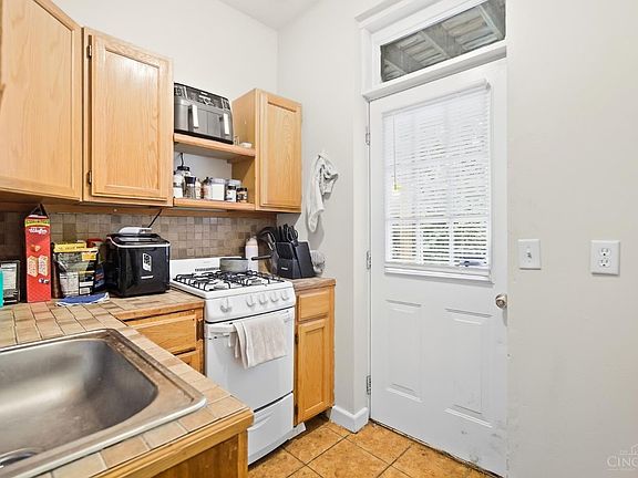 5th image of 630 Straight St