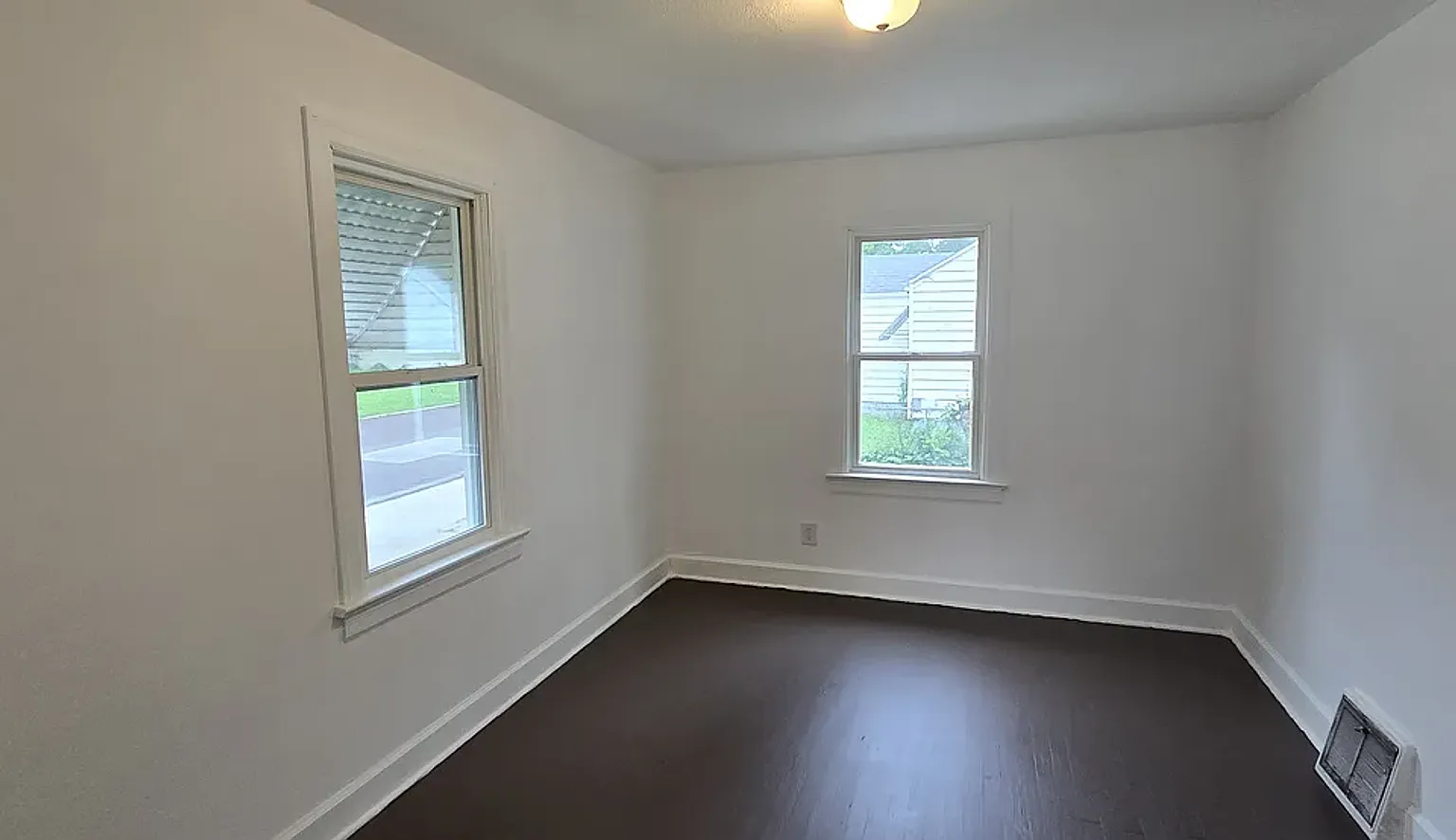 2 bed 1 bath 2 car garage — Photo 4