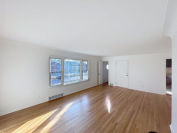 4th image of 18411 Chagrin Blvd #2