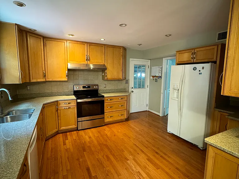 9591 Bronte Dr — Photo 15