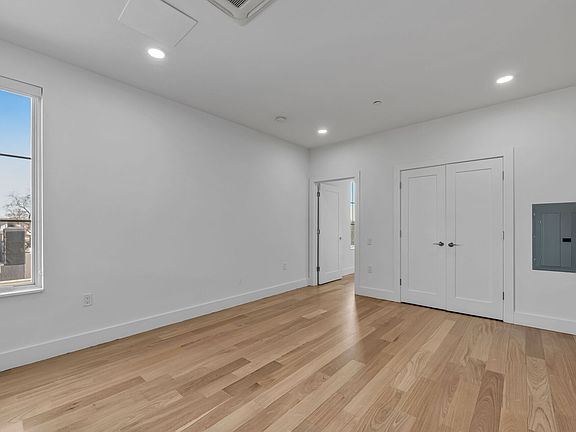 5th image of 35 Jefferson Ave Unit 304