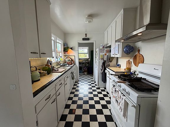 5th image of 2890 Grandview Ave