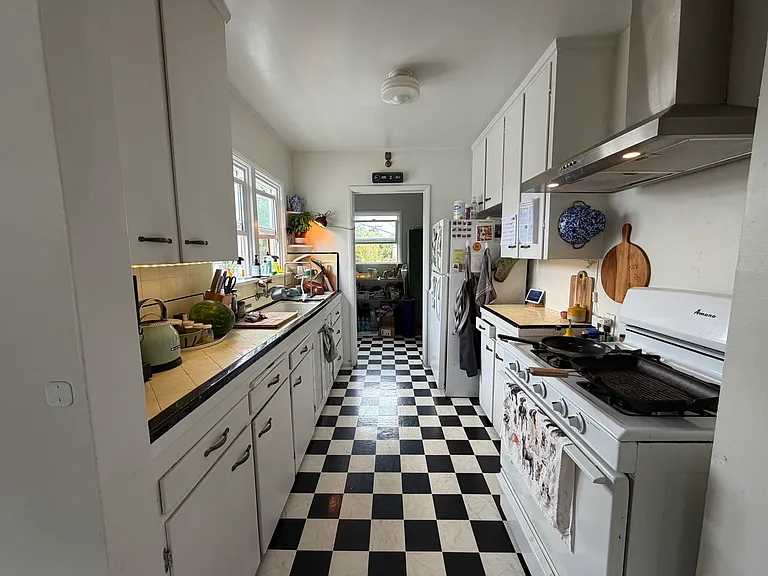 2890 Grandview Ave — Photo 5