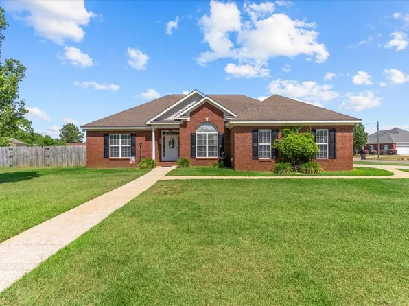 102 Huntington Dr, Headland, AL 36345