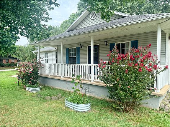 2nd image of 402 El Paso St SE
