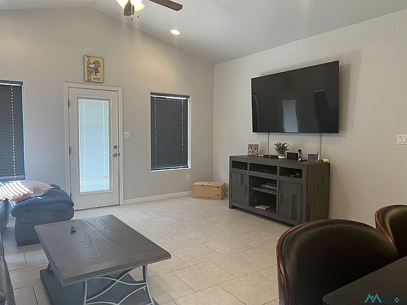 5th image of 1004 W McKay St