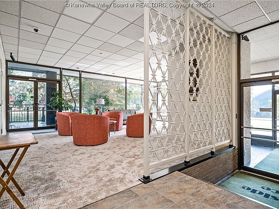 5th image of 1578 Kanawha Blvd E APT 3C