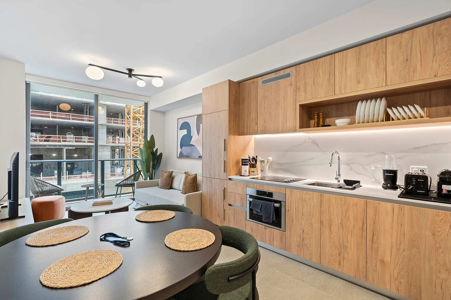 1 bed, 1.0 bath, 592 sqft, $4,341 — Photo 3