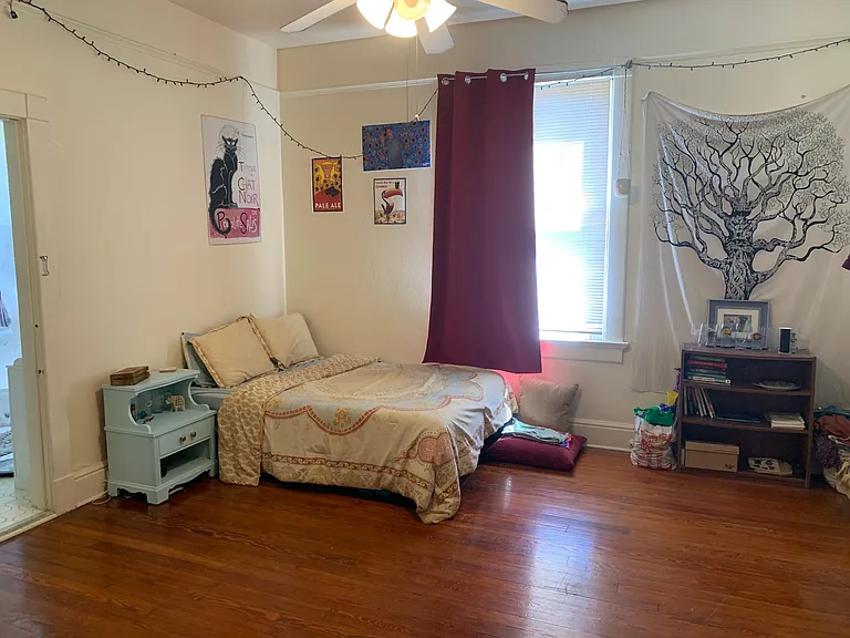 middle bedroom (1 of 3 bedrooms)