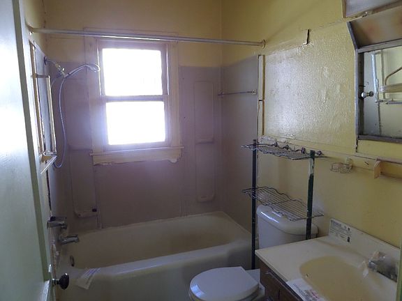 5th image of 2218 Burnet St