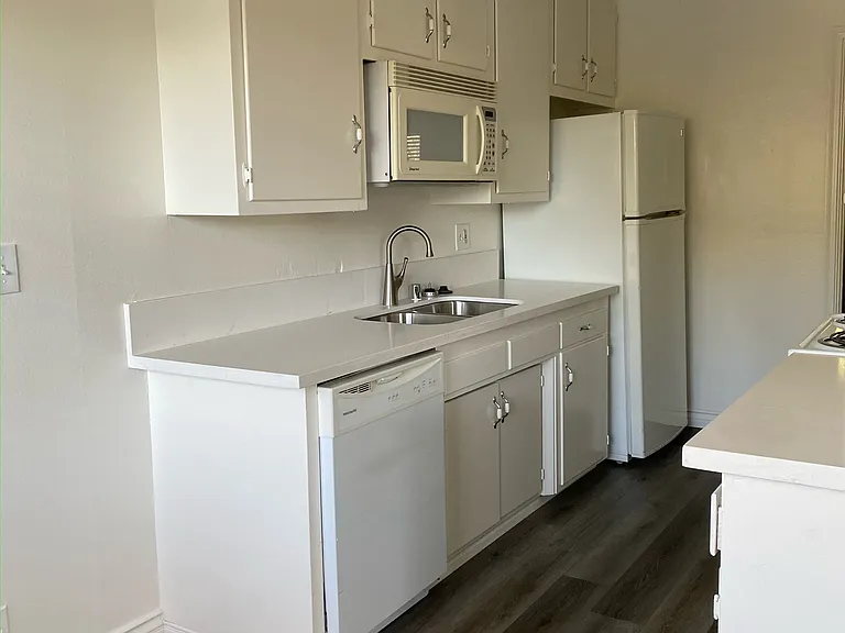 Coast Apts — Photo 6