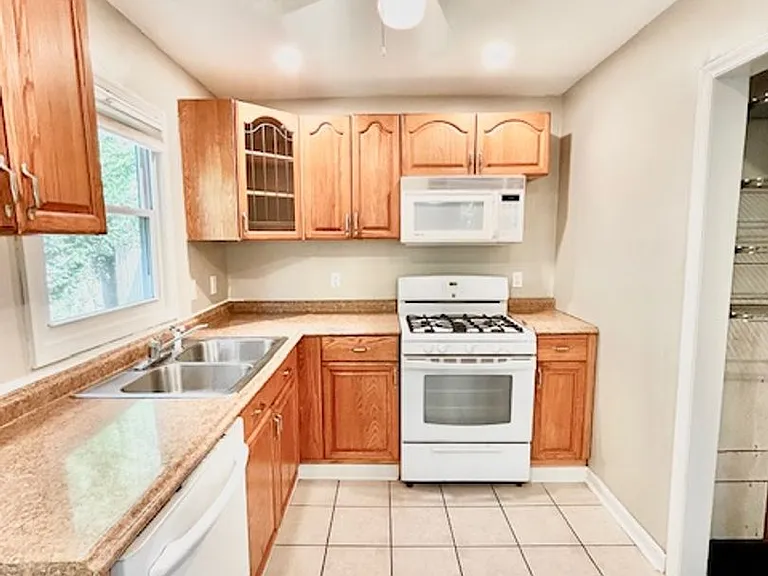 2127 Pimmit Dr — Photo 10