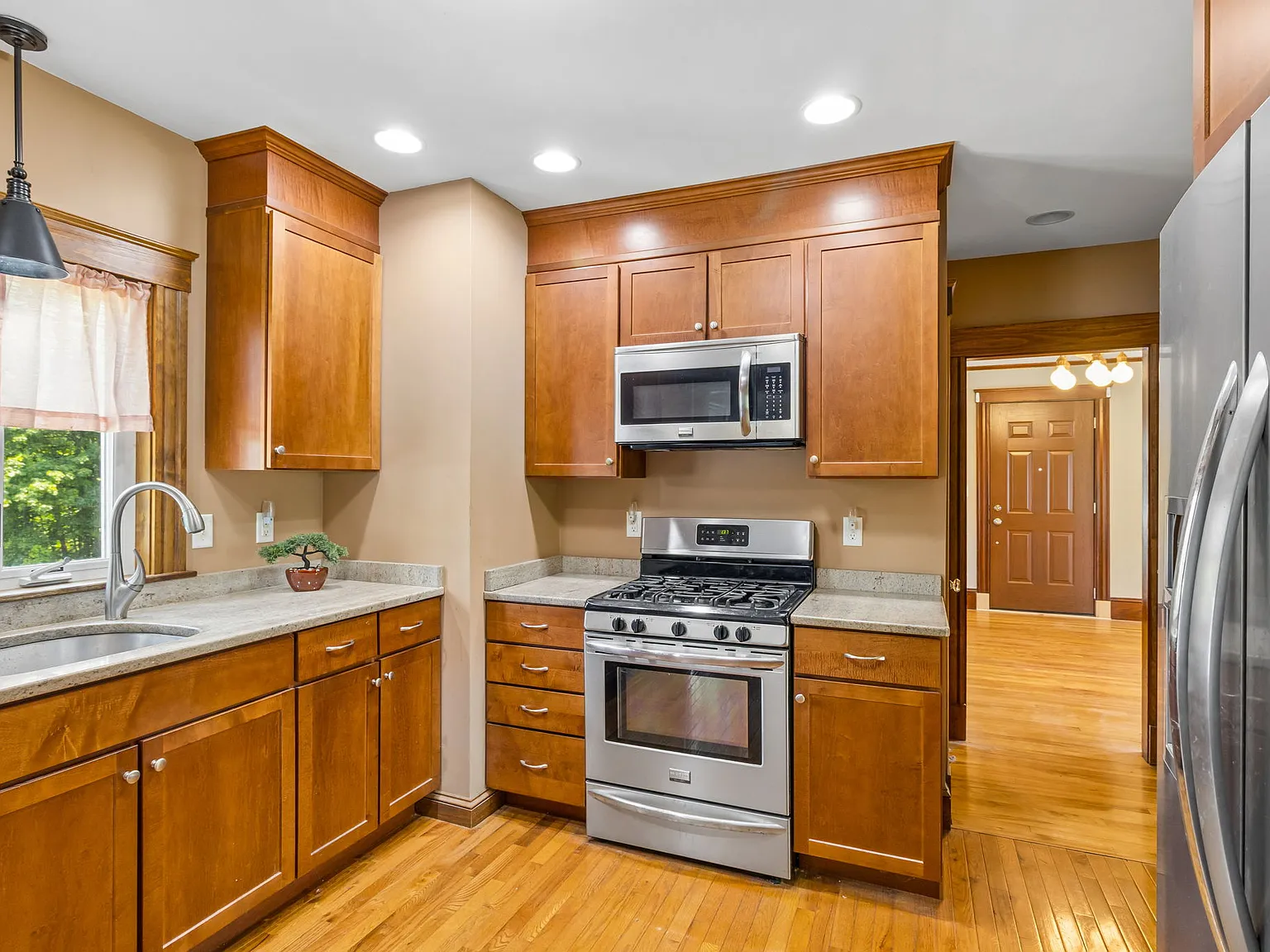 3 bed, 1325 sqft, $3,200 — Photo 4