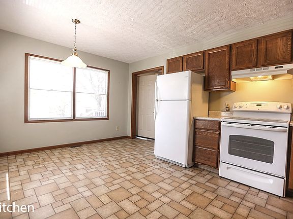 4th image of 2576 Apple Valley Dr