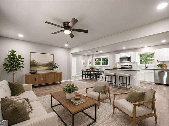 3rd image of 1016 Sapphire St