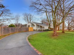 21 Chimney Ln, Bay Shore, NY 11706