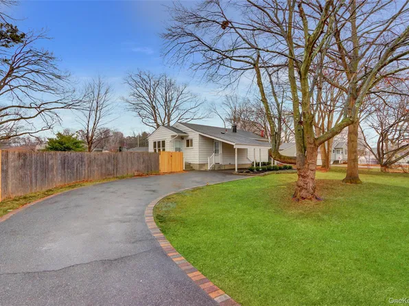 21 Chimney Lane, Bay Shore, NY 11706