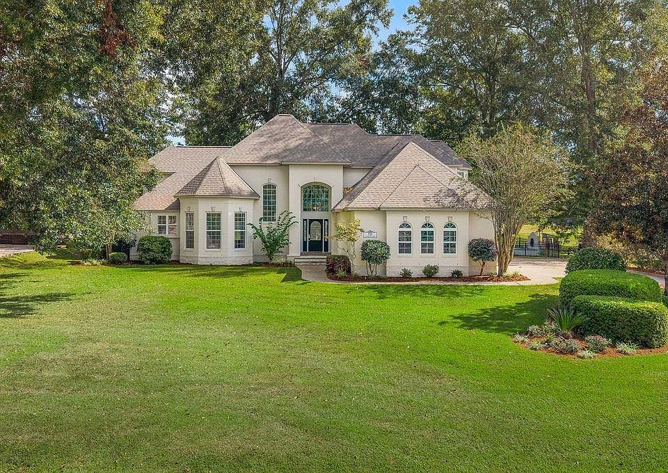 1st image of 733 Plantation Dr