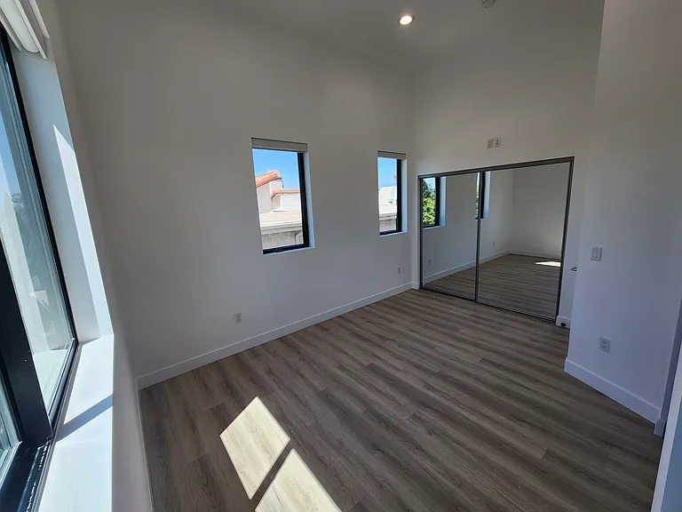 6061 Fulton Ave #8 — Photo 8