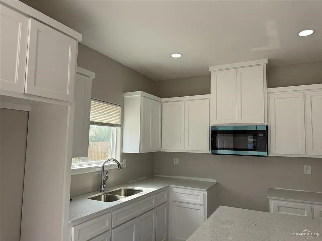3 bed, 2.0 bath, 1115 sqft, $1,175 — Photo 2