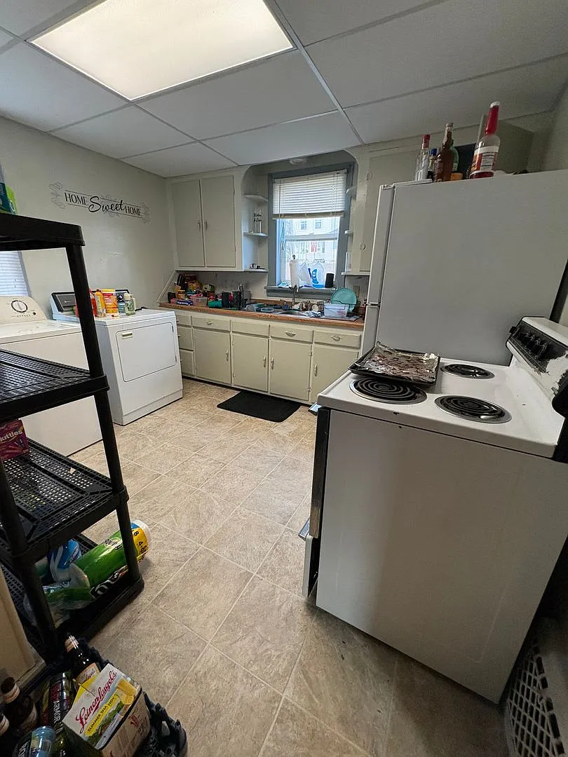 Affordable 2 Bedroom Lower Apartment Near Western Tech — Photo 4