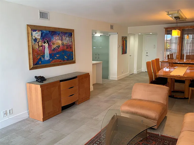 1000 Parkview Dr #319 — Photo 2