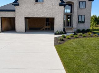 29745 Red Fox Ln, Chesterfield, MI 48047