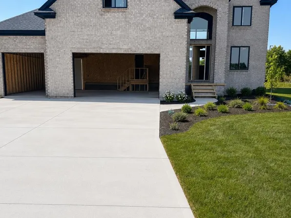 29736 Red Fox Ln, Chesterfield, MI 48047