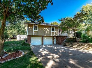 9719 NW Overhill Dr, Parkville, MO 64152