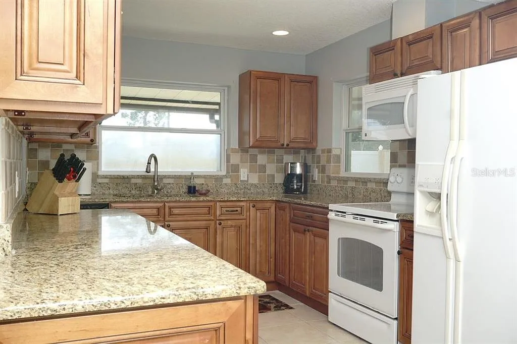 4 bed, 2.0 bath, 2414 sqft, $3,400 — Photo 3