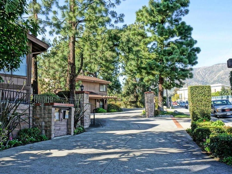 2nd image of 8 Northwoods Ln