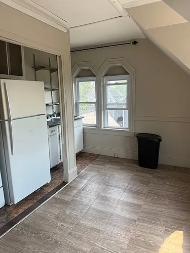 130 Moore St Photo 1