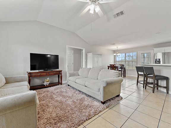 4th image of 17220 Meadowbrook Dr