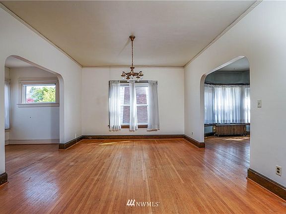 3rd image of 2110 N Prospect St
