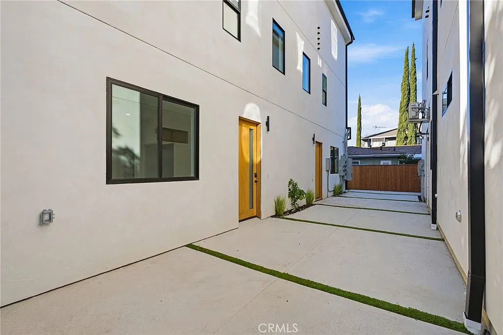 4 bed, 4.5 bath, 2200 sqft, $5,950 — Photo 3