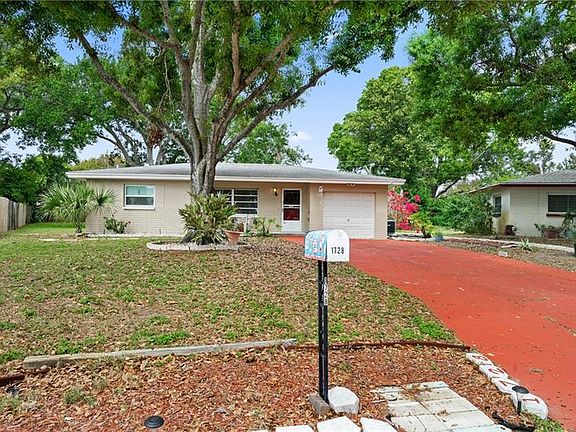 3rd image of 1728 Suffolk Dr