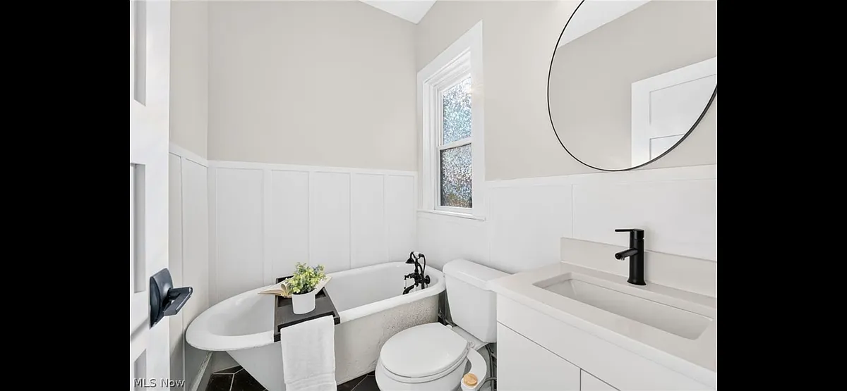 Enjoy all the modern amenities in this beautifully redone Ohio City classic free standing single family home. — photo 4