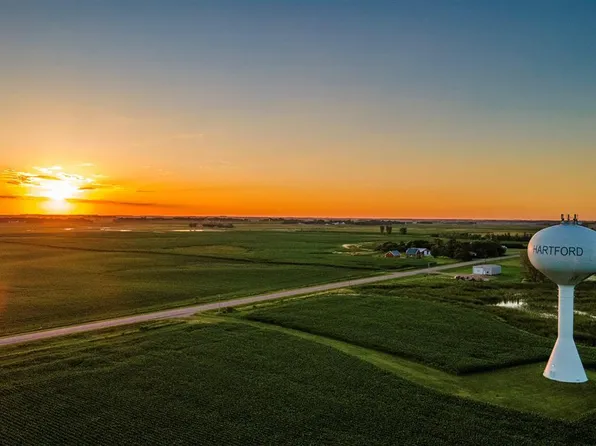 601 Turtle Creek Dr, Hartford, SD 57033