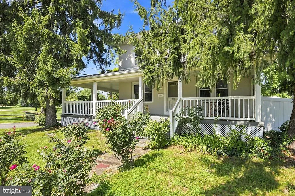 3 bed, 2.0 bath, 1344 sqft, $3,000 — Photo 2