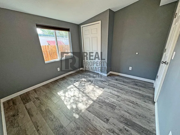 1012 W 11th St — Photo 24
