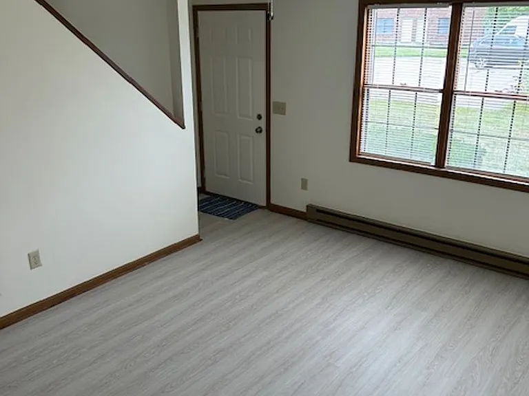 1520 Hawk Cir #F — Photo 7